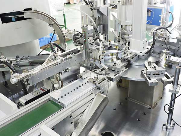 Automatic assembly machine for inner pulley