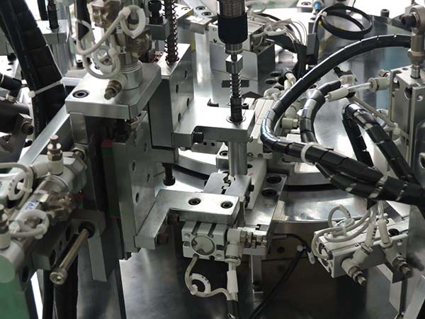 Automatic assembly machine for wire rope hanging code