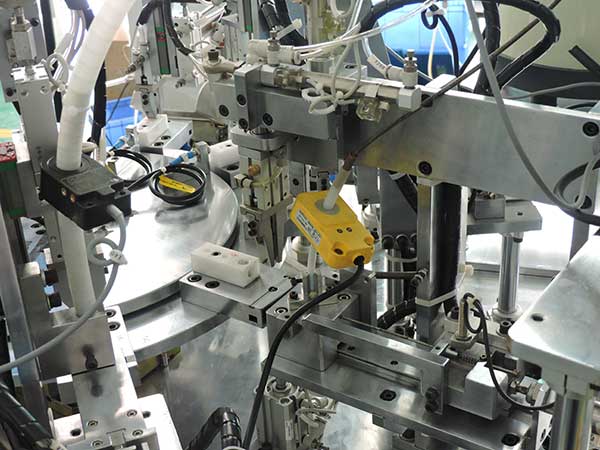 Automatic assembly machine for wire rope hanging code