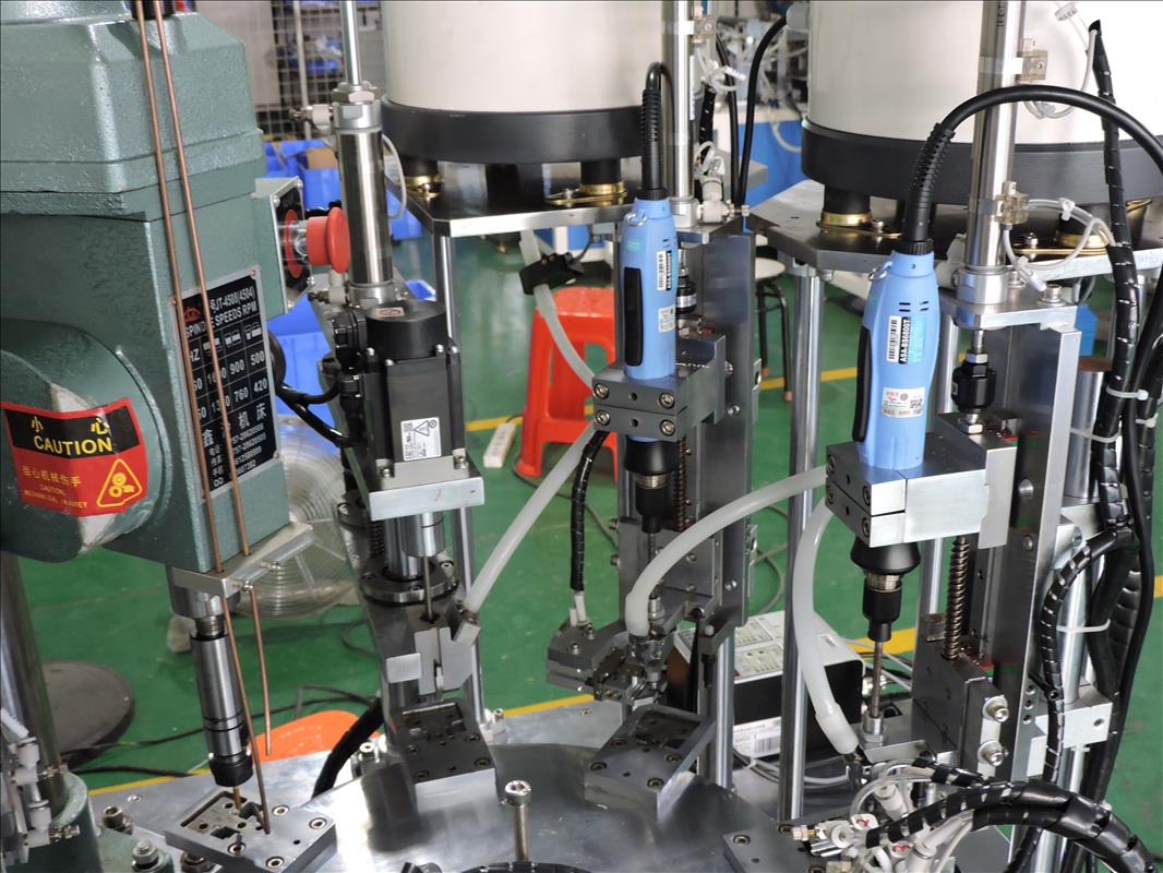 鉸鏈底座攻牙螺絲自動(dòng)機(jī)