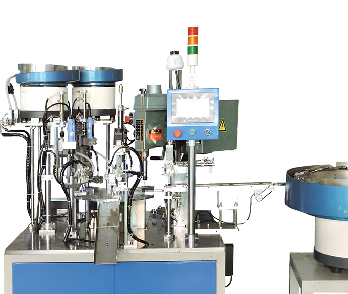 Automatic tapping screw machine for hinge base