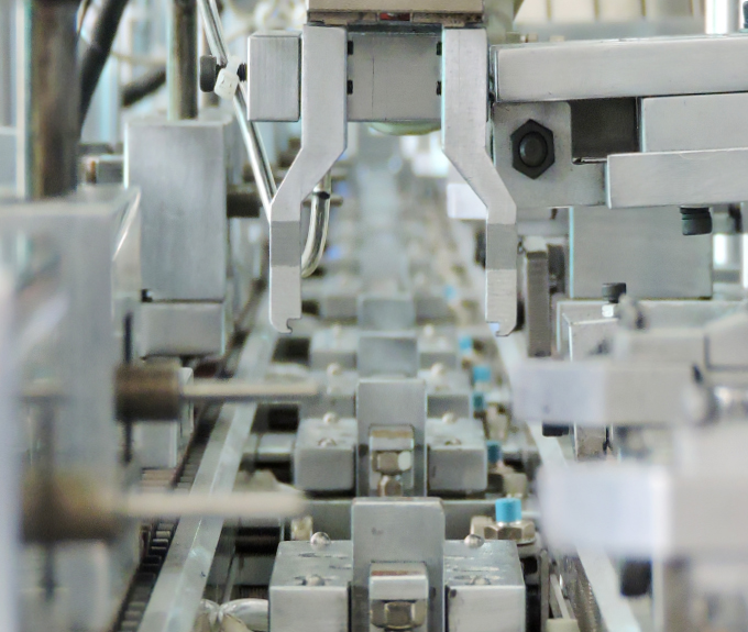 Automatic tapping screw machine for hinge base